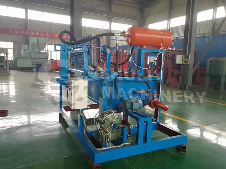 Egg tray molding machine