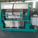 machine industrielle de moulage en pâte de papier pour plateaux d'œufs.