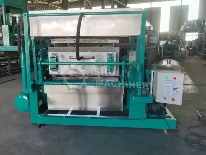 machine industrielle de moulage en pâte de papier pour plateaux d'œufs.