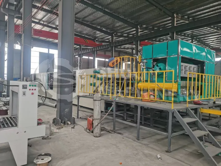 Machine à fabriquer des cartons d'œufs avec sécheur métallique