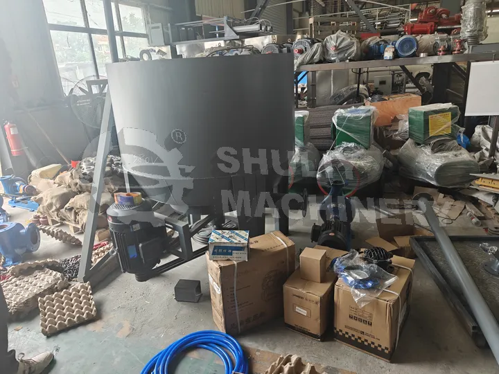 Paper pulping machine for waste paper